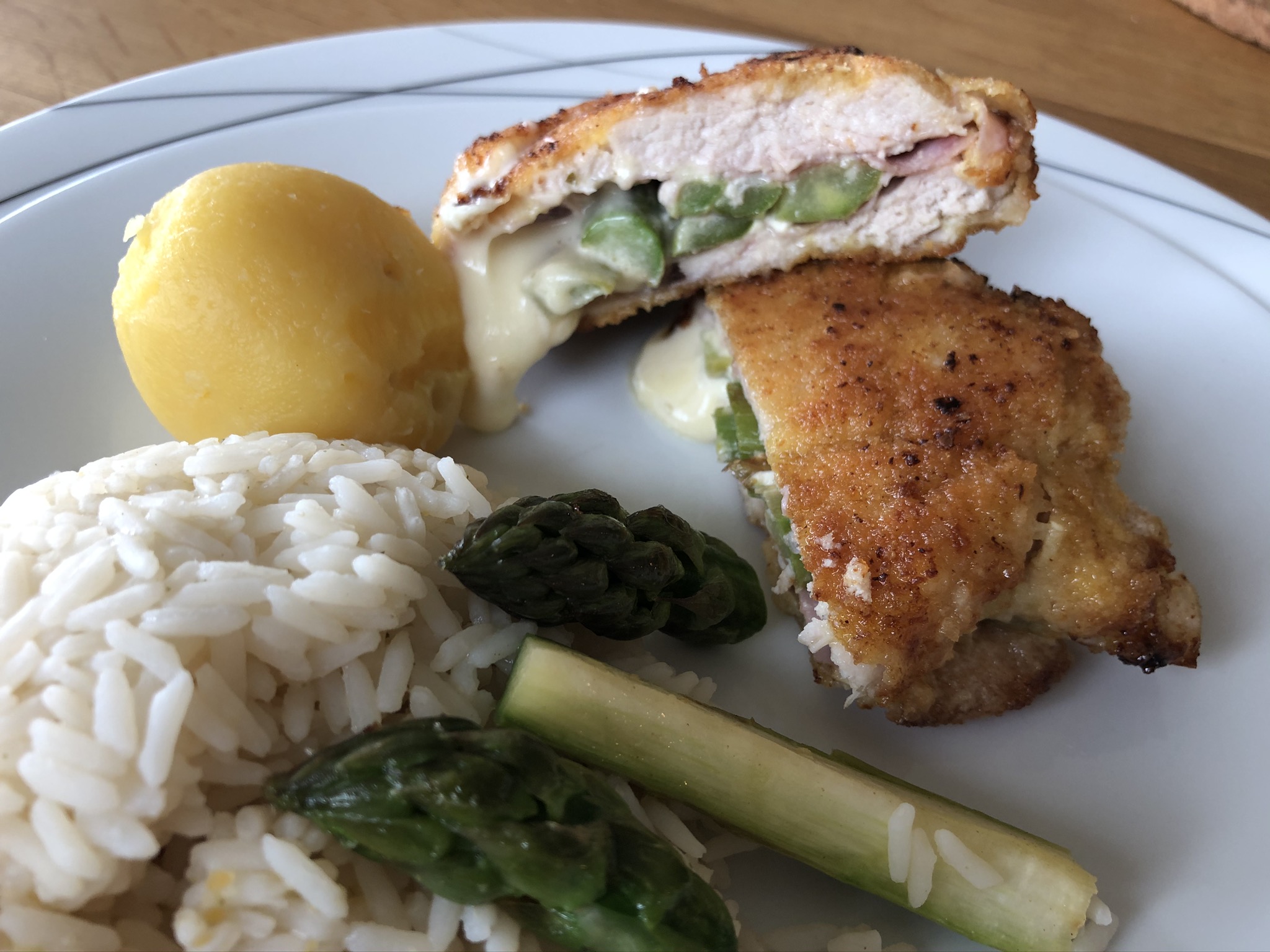 Cordon Bleu von der Pute mit Spargel – Biohof Kreuzeder